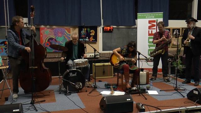 25 11 2005 010 fm F8 Denise Marie en The Swingin Demons H Asselman  Production