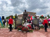 В селении Карагач открыли памятник Герою России Тимуру Тамазову