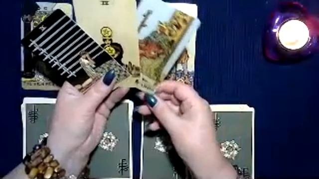 Что у него с соперницей моей ? Общий онлайн -расклад  ТАРО 35
