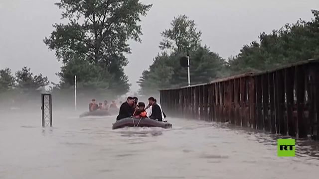 زعيم كوريا الشمالية يتفقد المناطق المغمورة بفيضانات مدمرة على متن قارب صغير