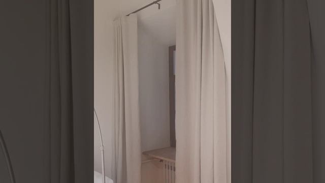 Чёрные карнизы и портьеры блэкаут из льна с подкладкой.