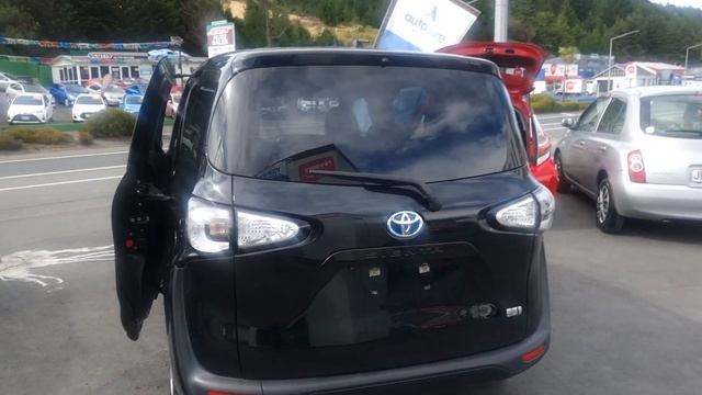 2015 Toyota Sienta Hybrid with 7 seats