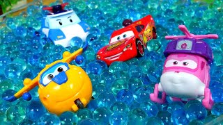 Машины-помощники! Видео для детей про машинки, самолетики и автовоз! Машинки едут купаться!.mp4