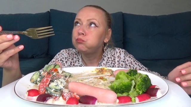 МУКБАНГ СОСИСКИ и БРОККОЛИ, САЛАТ ОВОЩНОЙ/Mukbang еда на камеру/Русский мукбанг/Домашняя еда/не АСМ