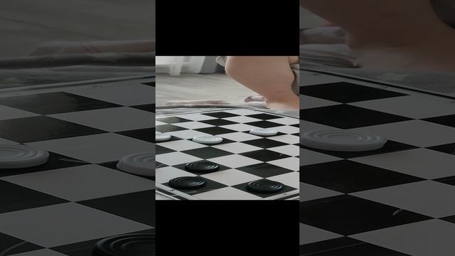 Захар играет в шашки