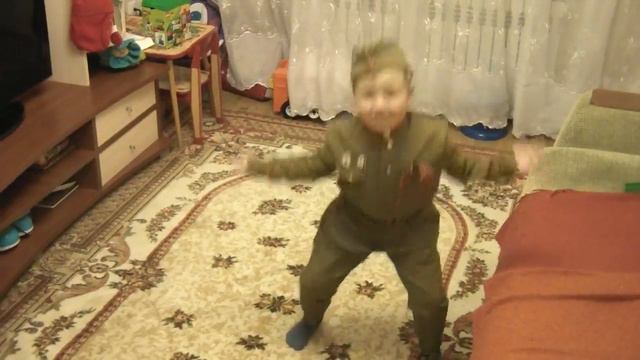Тимур дома танцует "Катюшу"