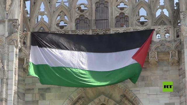 شاهد.. علم فلسطيني عملاق يرفرف على واجهة كاتدرائية ميلانو