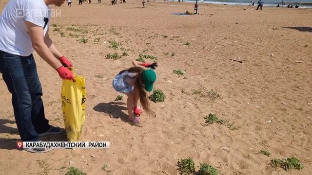В международный день Каспия на пляжах провели экологическую акцию