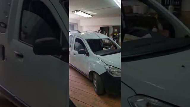 Установка лобового стекла Renault Dokker