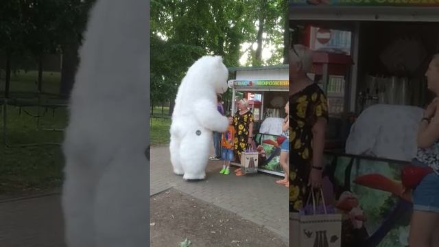 Медведь пришел поздравить мальчика с днем рождения. Праздник удался. Сморгонь.