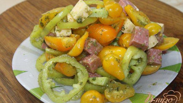 Салат с овощами и соусом песто