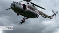 Спасатели МЧС отработали беспарашютное десантирование с борта вертолета МИ-8