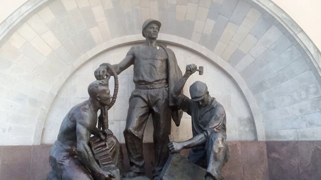 Скульптура "Метростроевцы" у станции метро Электрозаводская - интересные факты.