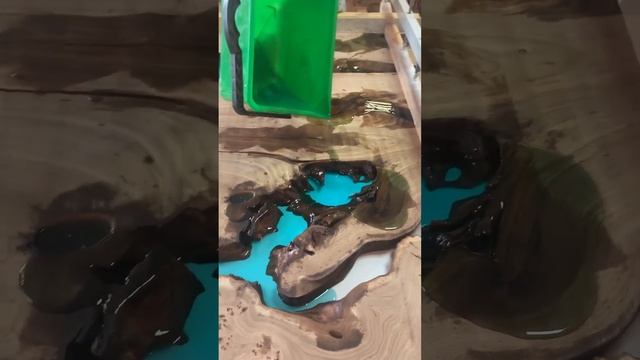 Заливка смолой столов из массива - слэбов дерева