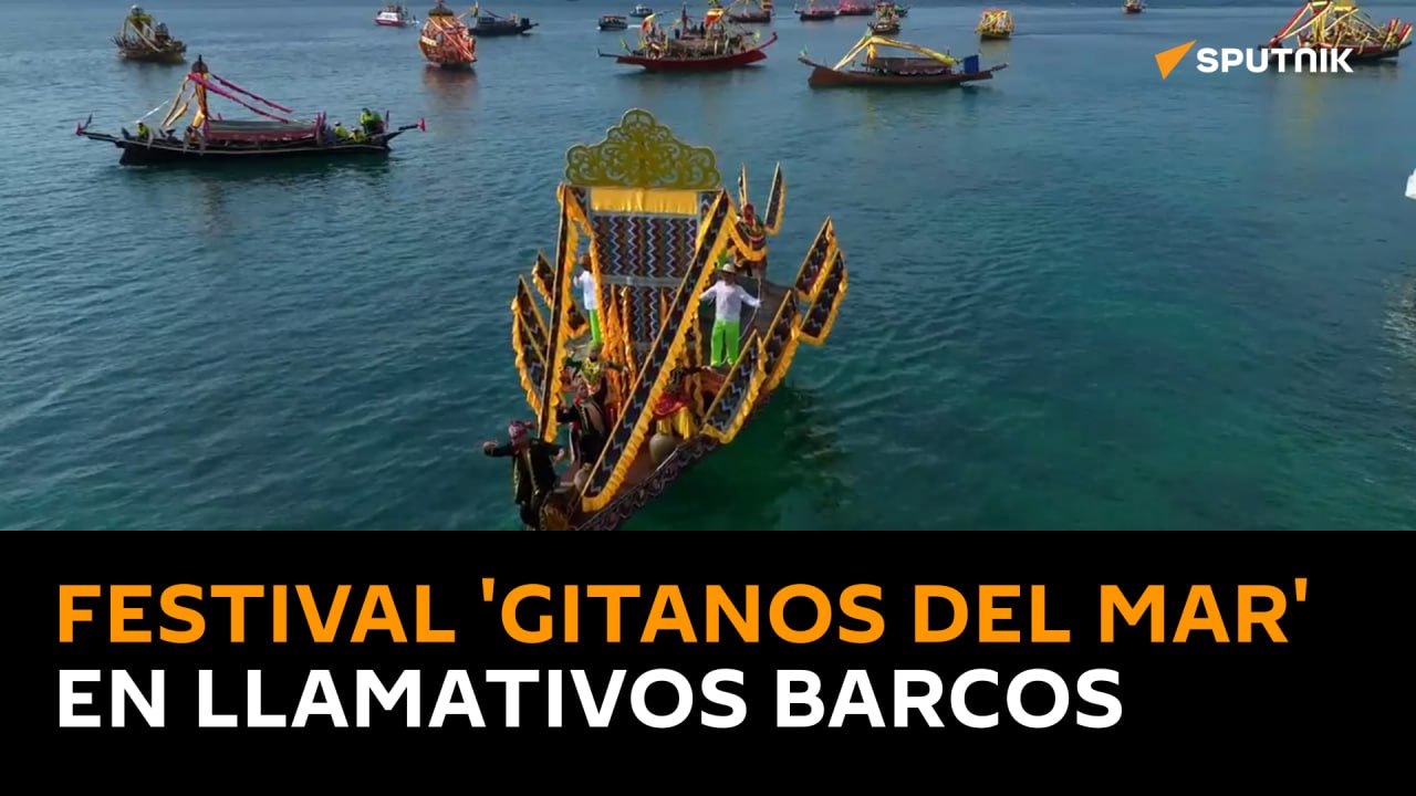 Colorido festival de los 'gitanos del mar' en llamativas embarcaciones