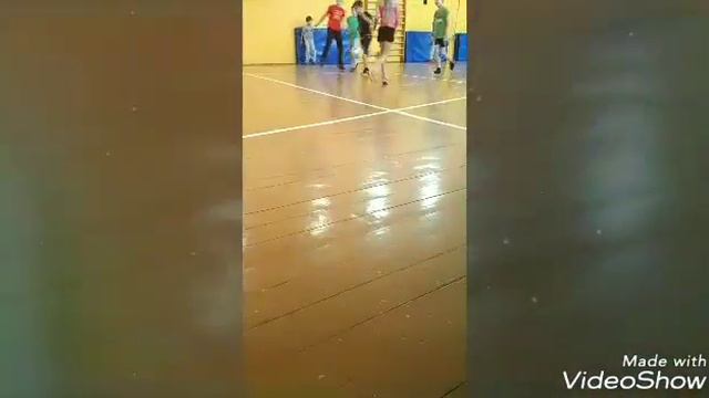 Девочки играют в футбол