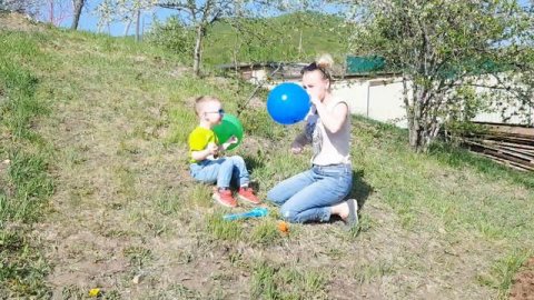 Саймон и мама надувают и лопают шарики