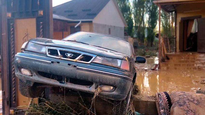 Селевой поток затопил улицы в киргизском Оше