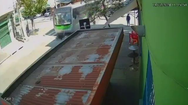 📹17-летний подросток украл сотовый телефон, после чего сразу же попал под автобус.