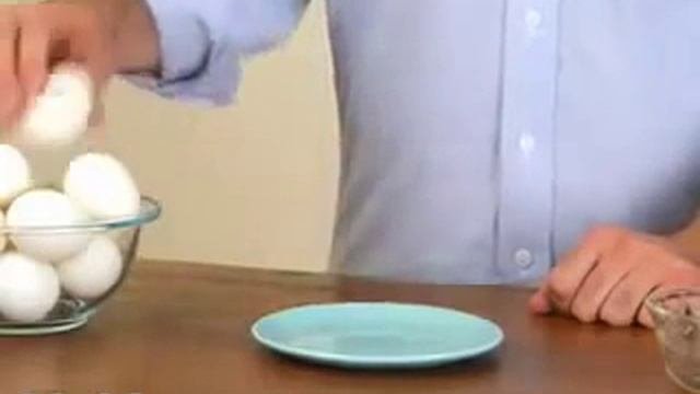 Как очистить яйцо за 10 секунд