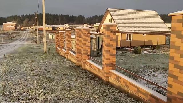 забор с кирпича