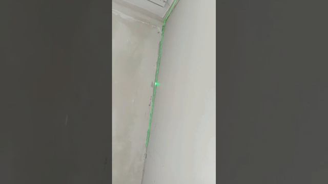С помощью лазерного нивелира можно визуально выравнивать углы