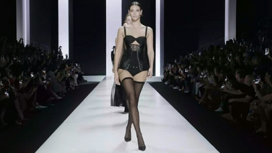 Показ эротического нижнего белья. DGSS4 Women's Fashion Show