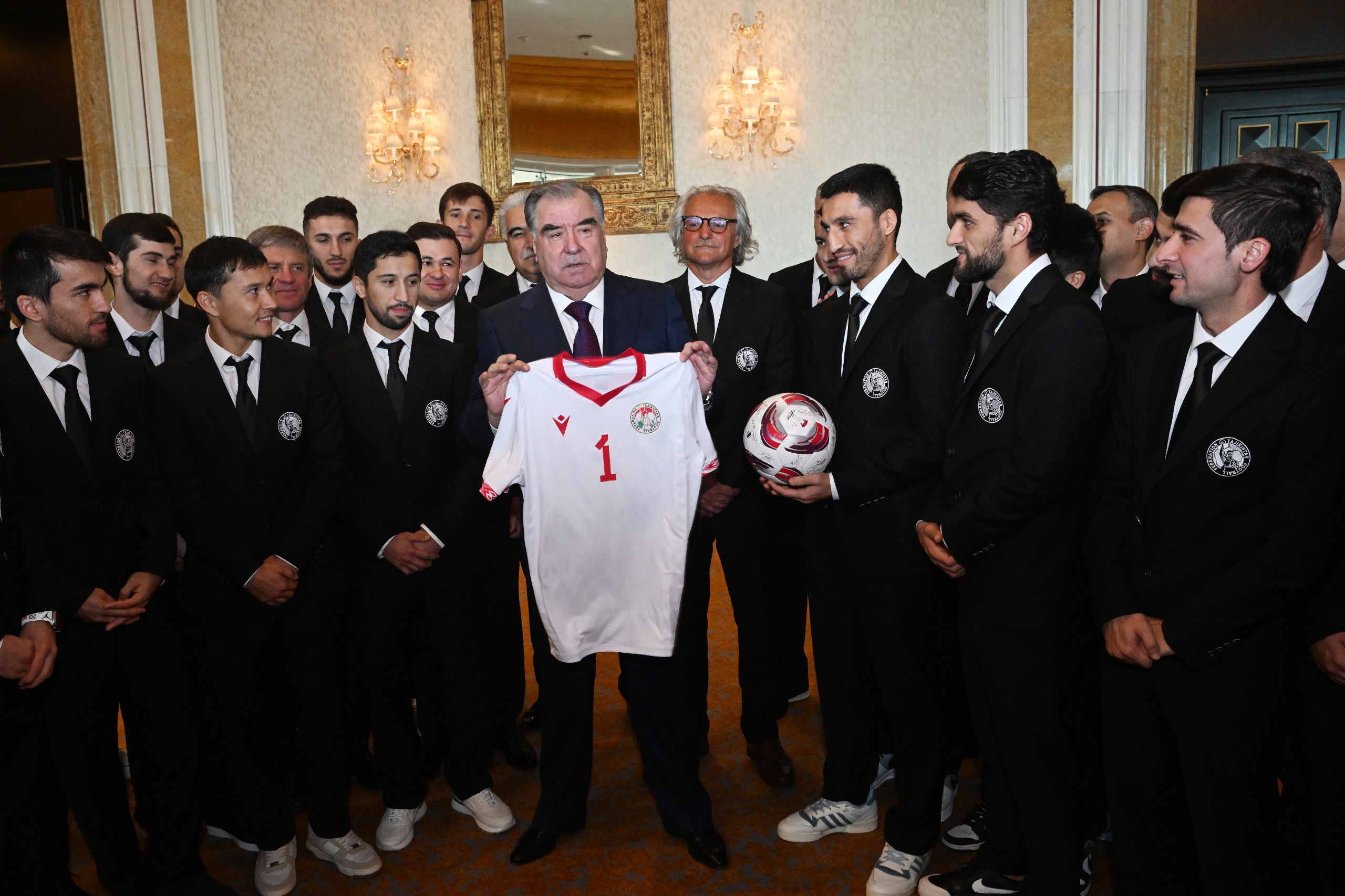 Эмомали Рахмон в Катаре провел встречу с Национальной сборной Таджикистана по футболу
