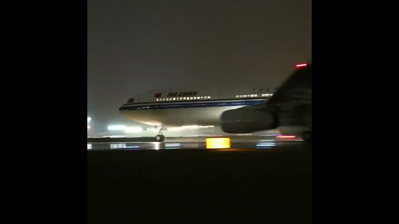 Взлёт в дождь самолёта Air China