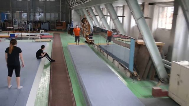 акробатическая дорожка " рондат - двойное сальто назад " Александр Бриллиант