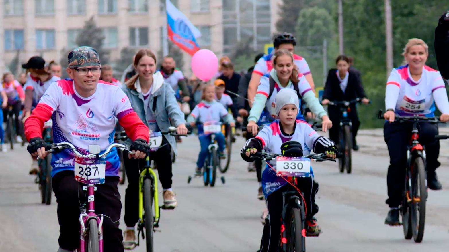 В День молодёжи в Новотроицке состоялся большой праздник для велосипедистов.