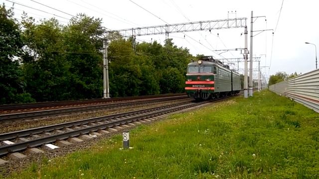 Электровоз ВЛ10У-045 ТЧЭ-5 следует резервом.