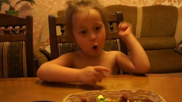 Варенька рассказывает шутку и стишок про курицу