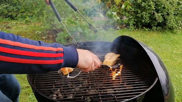 Три стейка из семги на угольном гриле