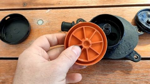 Мерседес Вито жрет гонит масло!!! Разбираемся с маслоотделителем. Меняем ремкомплект на Ом611 Ом646