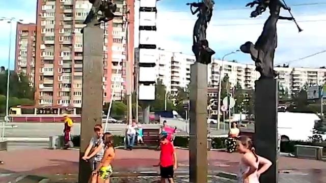 Мальчик купается в фонтане
