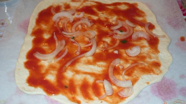 Неклассическая пицца с луком, индейкой и колбасой
