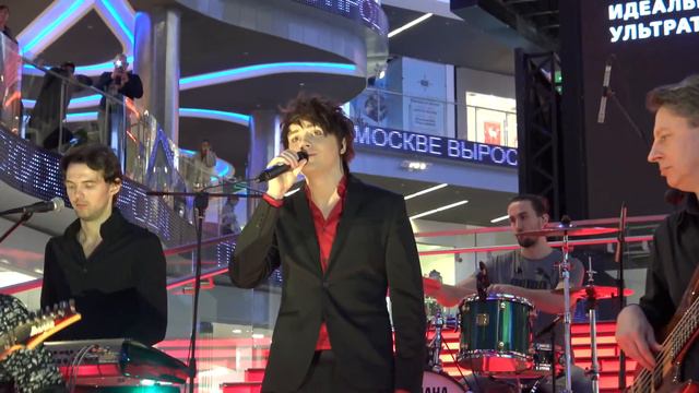 Александр Бон - Can't Help Falling in Love (ТЦ Вегас, 26.12.2015) 4К
