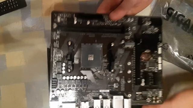 Распаковка — Материнская плата Gigabyte GA-A320M-H