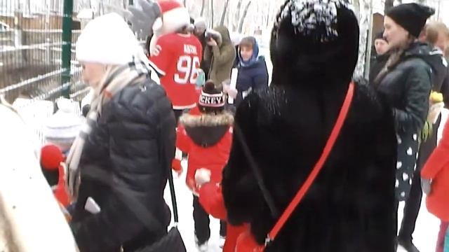 Ребятки из хоккейной школы "Автомобилист", поздравили лосиху Соню с праздником 8 марта!!!