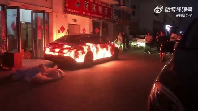 Машина Xiaomi SU7 в Китае вспыхнула, расслабьтесь, это всего лишь светодиоды.