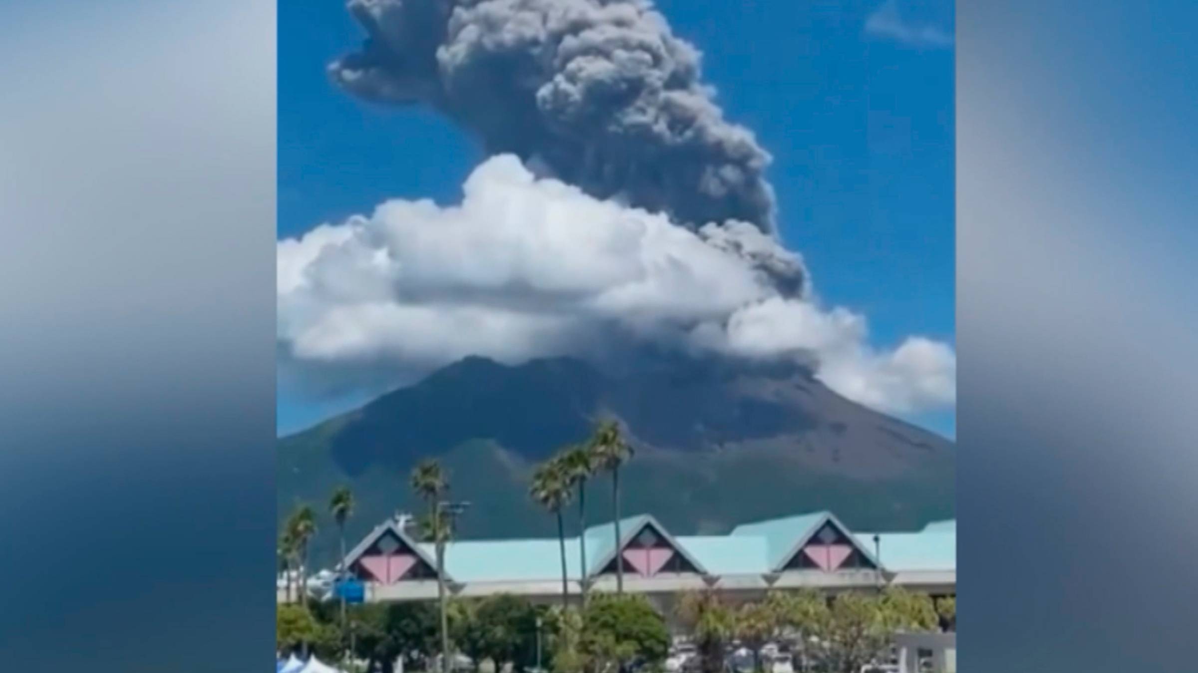 Вулкан Сакурадзима извергается в Японии. Объявлен третий уровень опасности