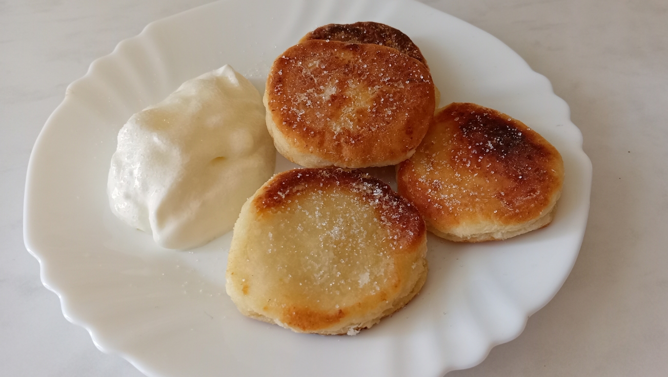 Сырники со сметаной и сахаром - Cheesecakes with sour cream and sugar