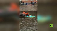 حادث مروع في سان بطرسبورغ.. حافلة تسقط في نهر النيفا وفرق الطوارئ تسابق الزمن لإنقاذ ركابها