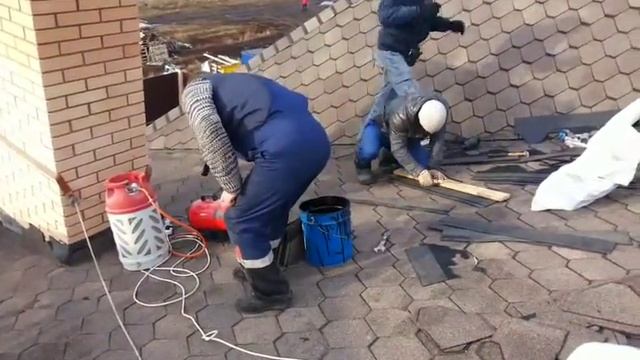 Как работать с гибкой черепицей зимой.