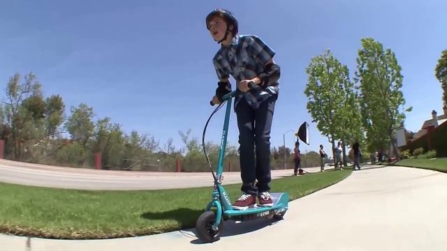 Электросамокат Razor E200 - весёлая езда на электросамокате