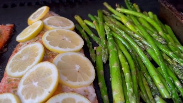Salmon served with asparagus. 20 minute dinner. Ужин за 20 минут Ласось и спаржа на гриле grilling