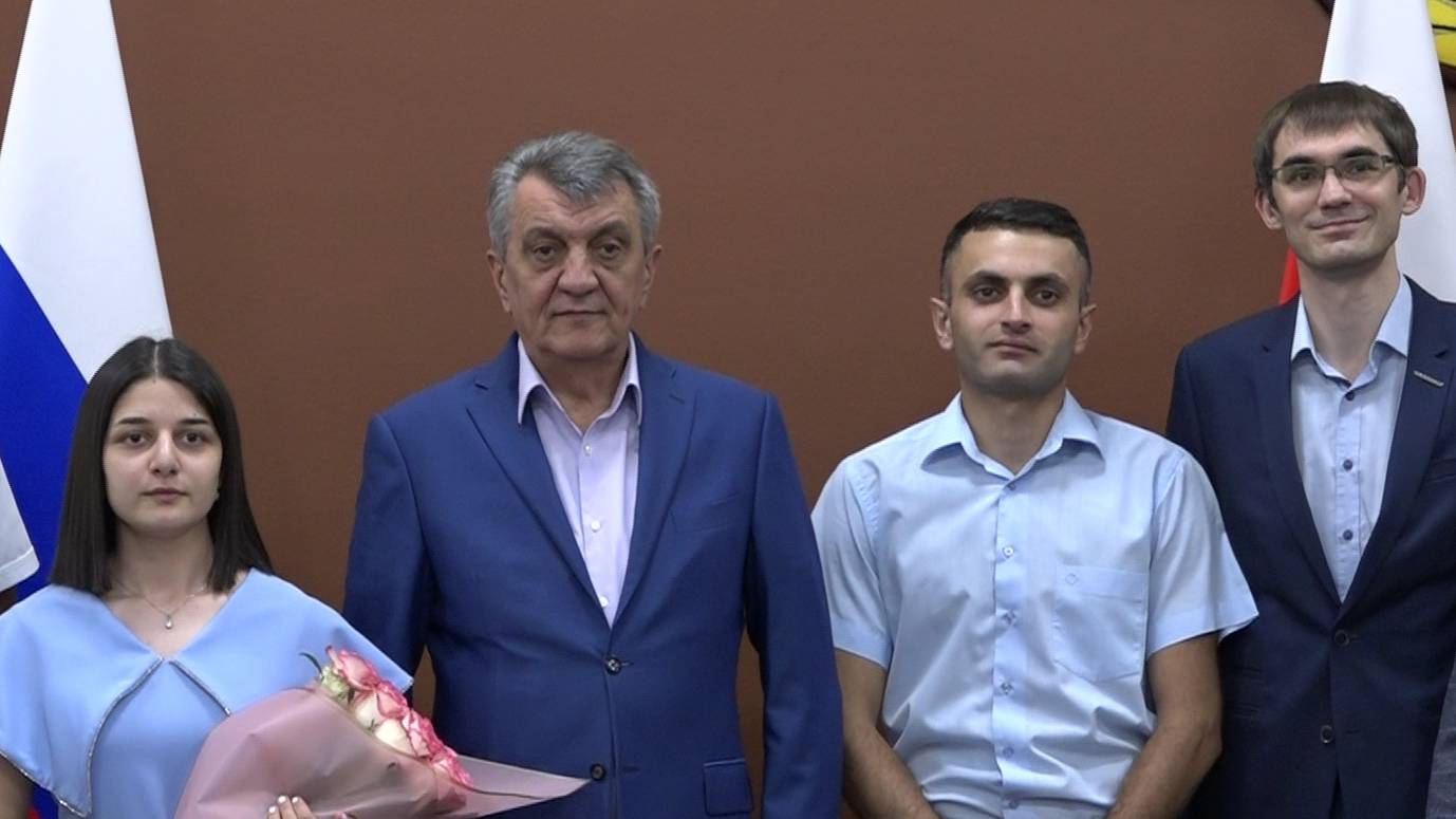 Сергей Меняйло наградил лауреатов конкурса на соискание премии главы республики