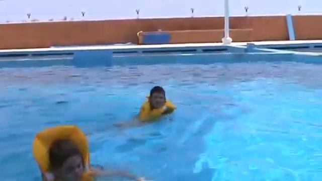 Русские дети с турецкими дельфинами. SEALANYA   г.  Аланья