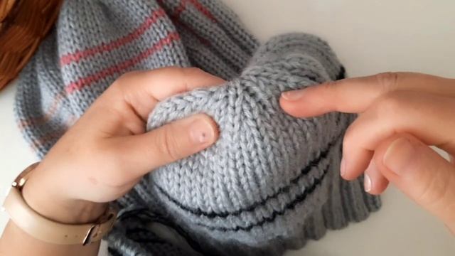 Женская шапка спицами вязанаямода
